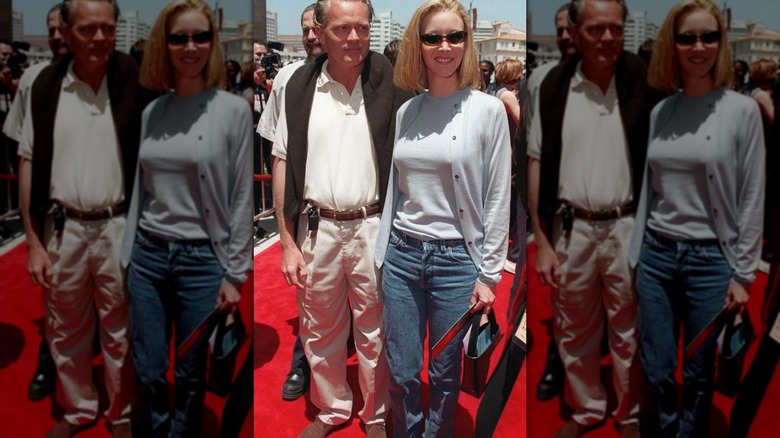 Lisa Kudrow posant lors d'un événement sur le tapis rouge en denim et cardigan.