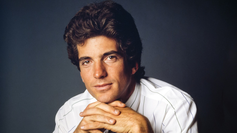 Portrait en studio de JFK Jr. à New York (1988)
