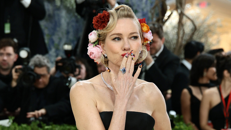 Naomi Watts avec une manucure florale
