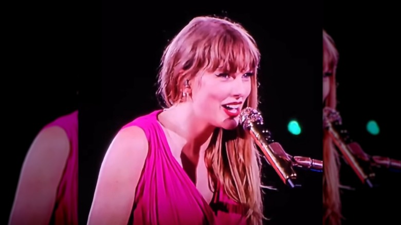 Taylor Swift joue du piano et chante pendant la tournée Eras