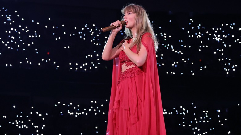 Taylor Swift sur scène dans une robe rouge
