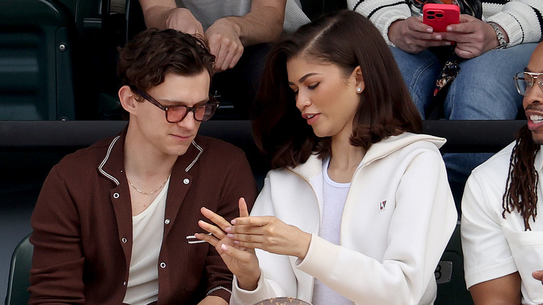 Zendaya et Tom Holland habillés de manière décontractée pour un événement