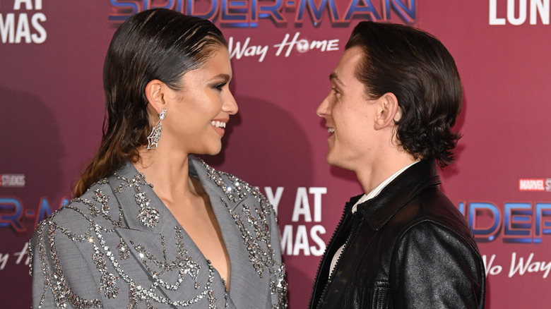 Zendaya et Tom Holland se font face sur le tapis rouge