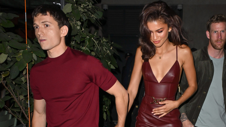 Zendaya et Tom Holland sortent vêtus de tons bordeaux assortis