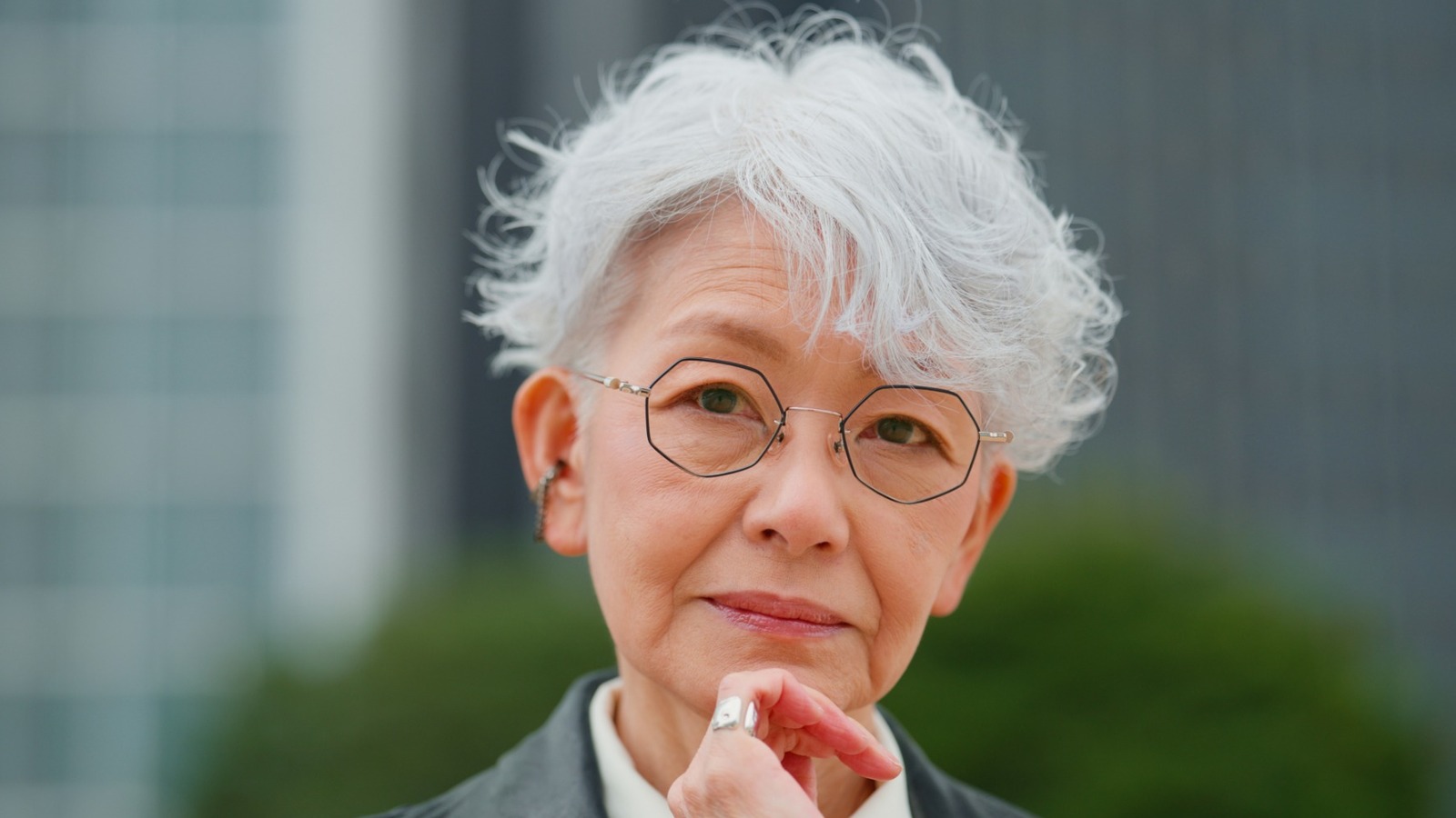 Tendances cheveux gris résolument dépassées en 2026