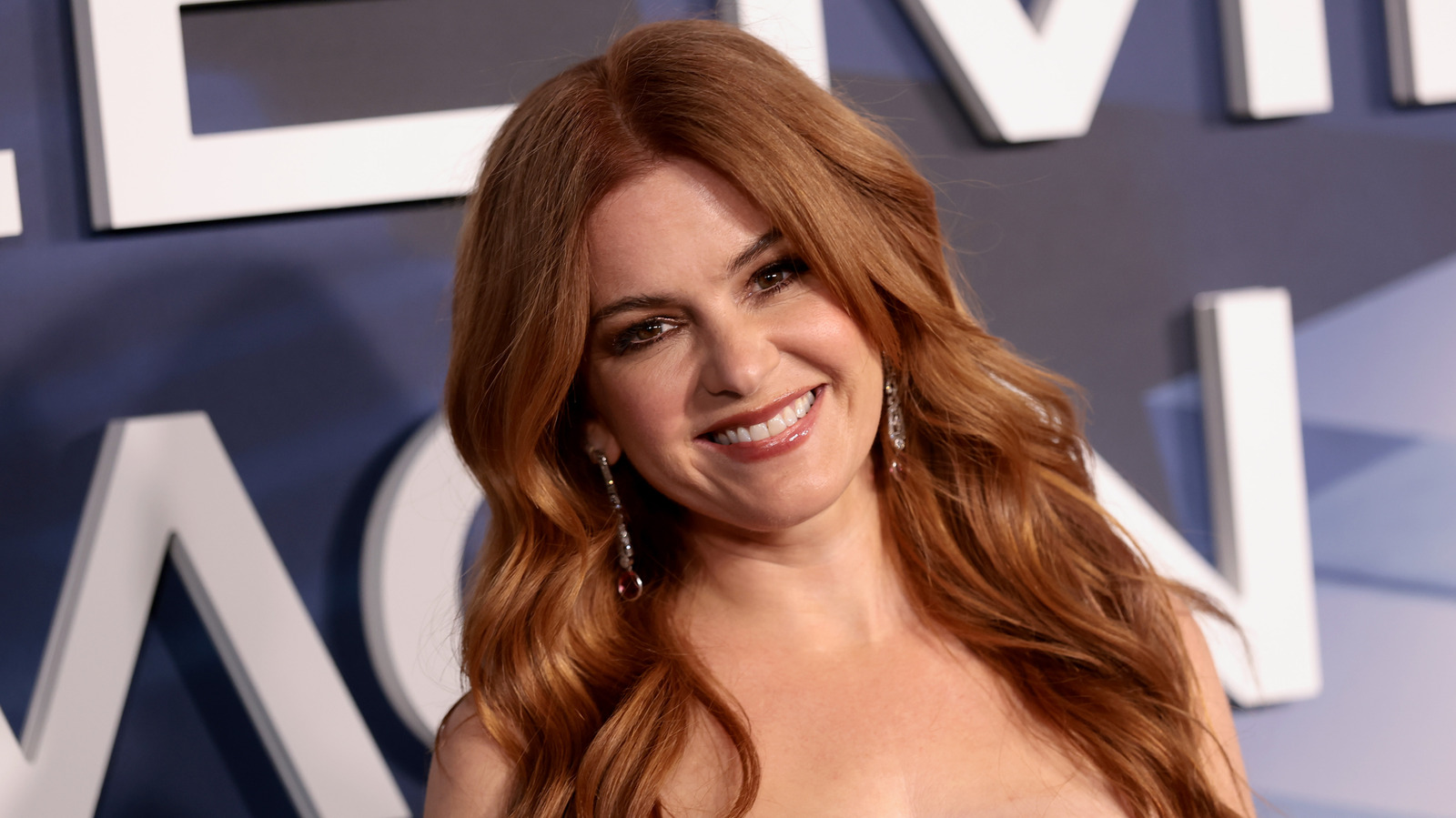 Isla Fisher craignait d'avoir 50 ans - jusqu'à ce que cela se produise (et nous adorons le changement)