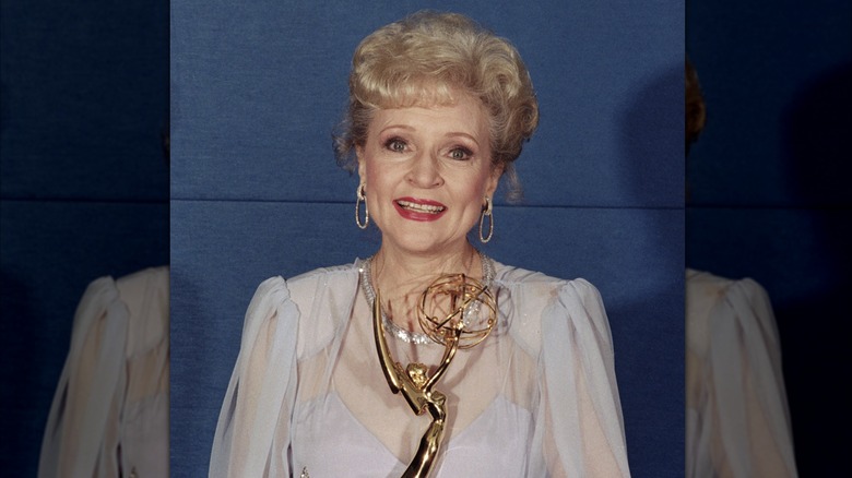 Betty White, lauréate d'un Emmy, dans les coulisses de la cérémonie des Emmy Awards, le 21 septembre 1986 à Pasadena, en Californie.