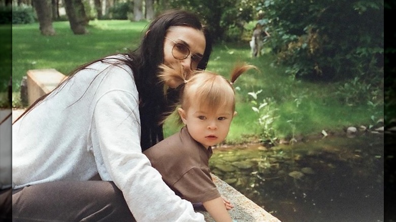 Demi Moore posant avec sa petite-fille Louetta