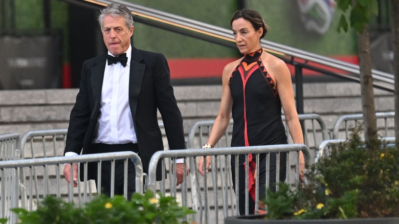 Anna Elisabet Eberstein avec Hugh Grant arrivant au mariage de Taylor Swift Travis Kelce.