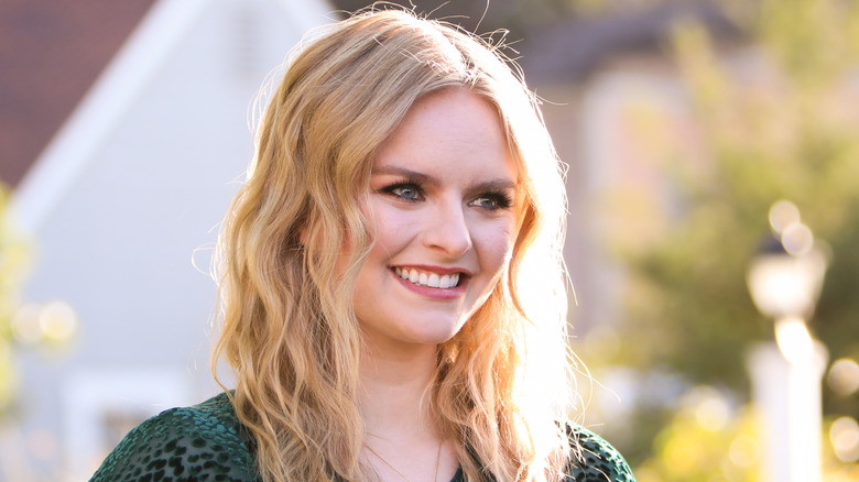 L'actrice Andrea Brooks visite Hallmark Channel "Maison et famille" à Universal Studios Hollywood le 12 février 2020 à Universal City, Californie.