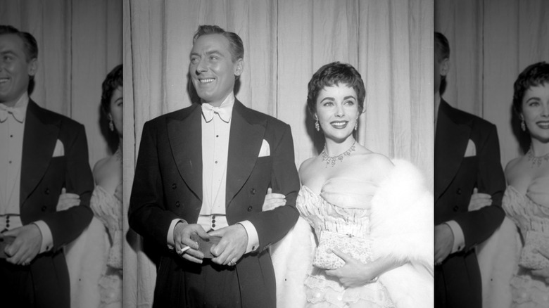 Elizabeth Taylor assiste aux Oscars avec son deuxième mari, l'acteur Michael Wilding, le 25 mars 1954 à Los Angeles.
