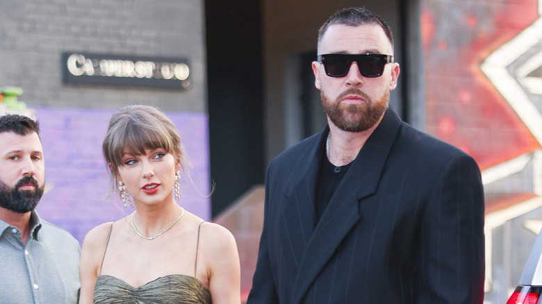 Taylor Swift et Travis Kelce marchant ensemble