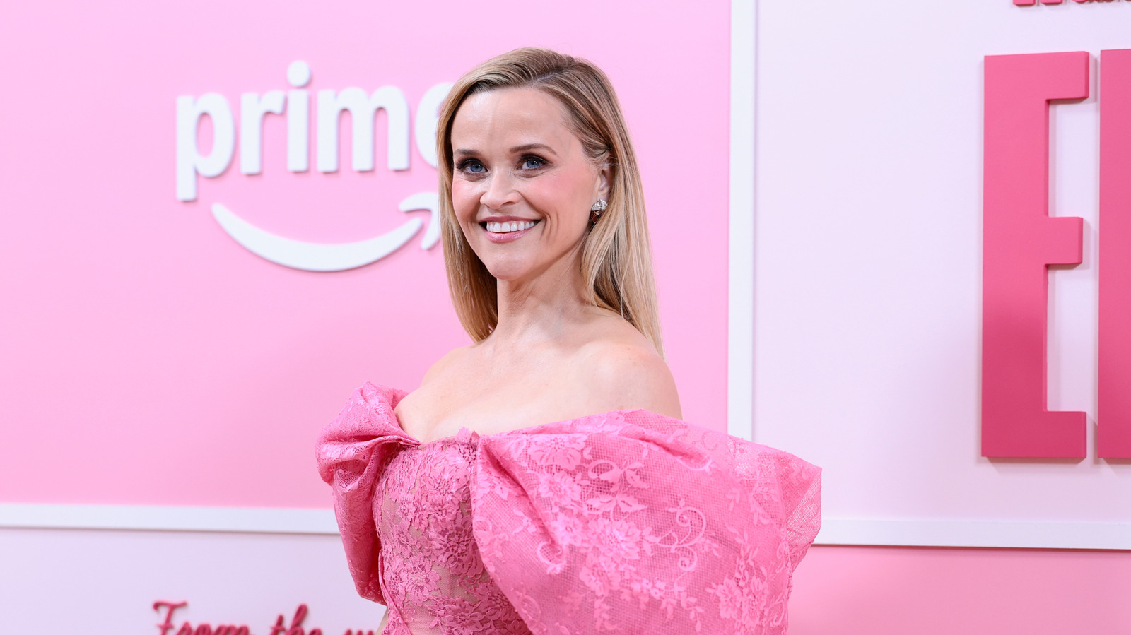 L'ambiance de Reese Witherspoon change totalement lorsqu'elle échange ses cheveux blonds emblématiques contre une brune