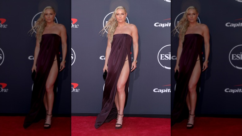 Lindsey Vonn aux ESPY Awards 2025 dans une robe bustier bordeaux