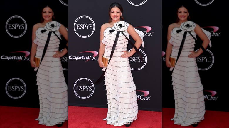 Laurie Hernandez aux ESPY Awards 2017 dans une robe à volants noire et blanche