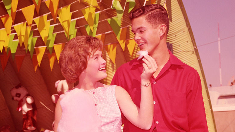 Couple d'adolescents lors d'un carnaval dans les années 1950