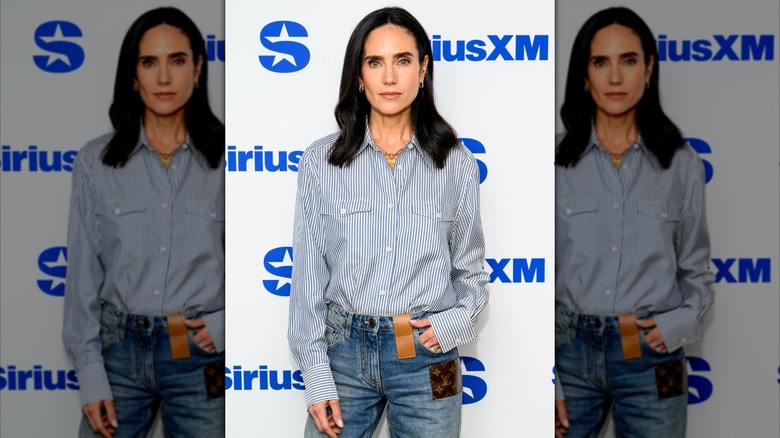 Jennifer Connelly pose en chemise et en jean