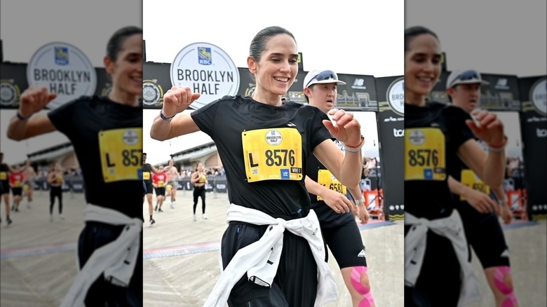 Jennifer Connelly sourit après avoir franchi la ligne d'arrivée d'une course