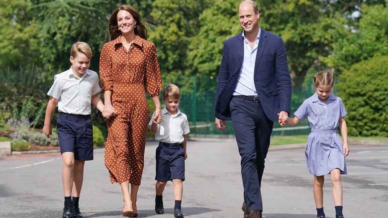 Kate Middleton et le prince William accompagnent leurs trois enfants à l'école