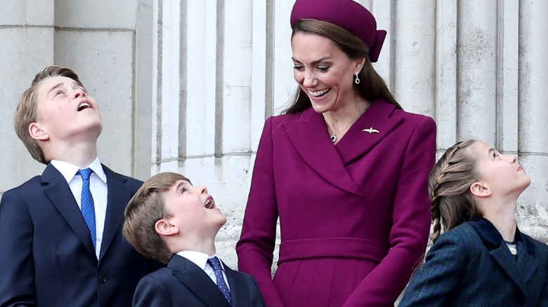 Kate Middleton avec Louis, George et Charlotte devant le palais de Buckingham