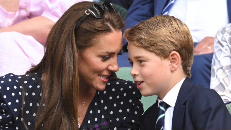 Kate Middleton et Prince George ont une conversation rapprochée dans la loge royale de Wimbledon