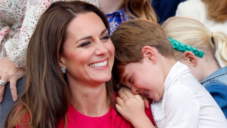 Le prince Louis rit sur l'épaule de maman Kate Middleton