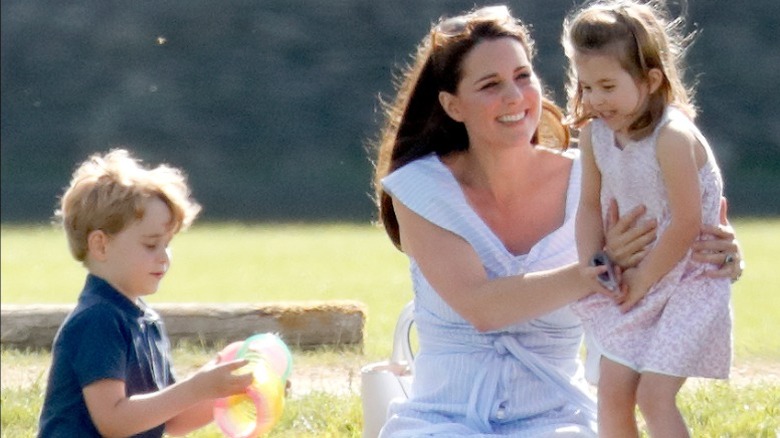 Kate Middleton avec Prince George et la princesse Charlotte lors d'un tournoi de polo