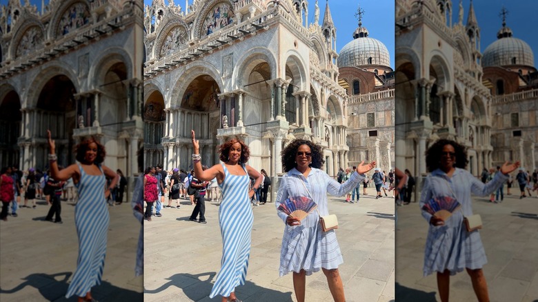 Gayle King et Oprah Winfrey posent devant un monument en robes à rayures