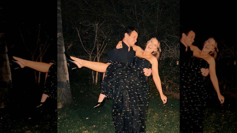Chandler Powell tient Bindi Irwin qui porte une robe bustier