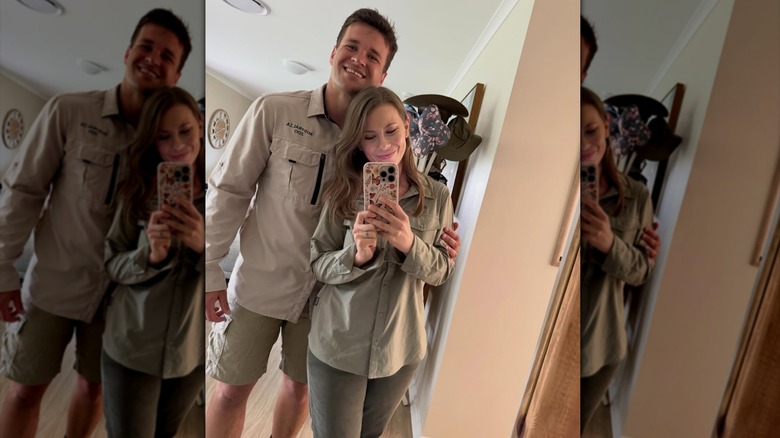 Bindi Irwin et Chandler Powell prennent un selfie miroir