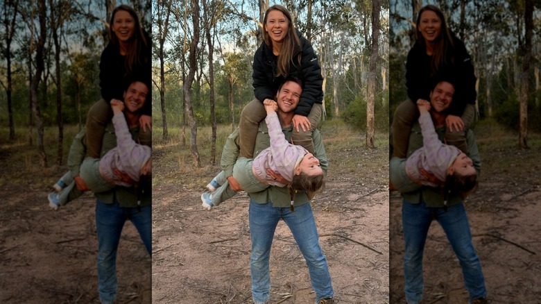 Chandler Powell tenant Bindi Irwin et sa fille Grace