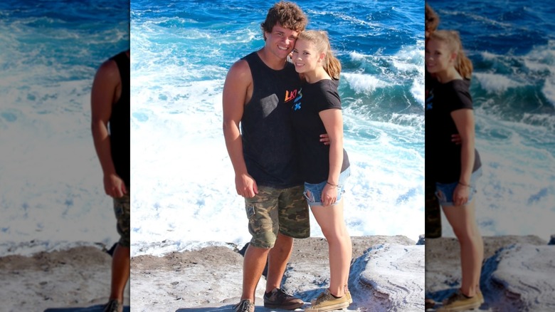 Bindi Irwin et Chandler Powell posant au bord de la mer