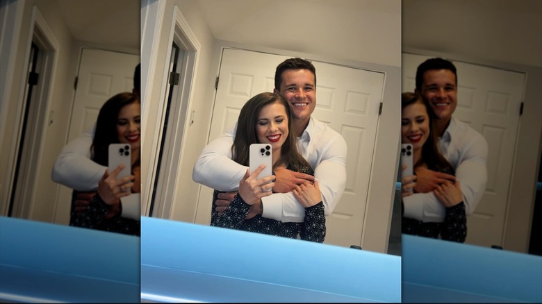 Bindi Irwin et Chandler Powell prennent un selfie miroir
