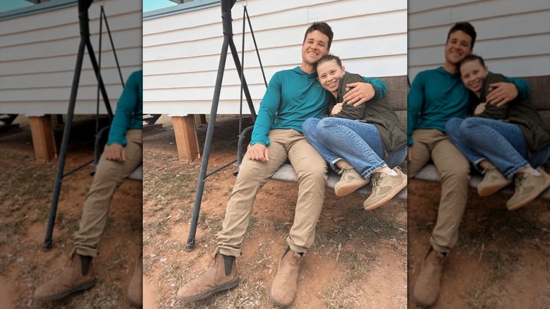Bindi Irwin et Chandler Powell se blottissent sur une balançoire