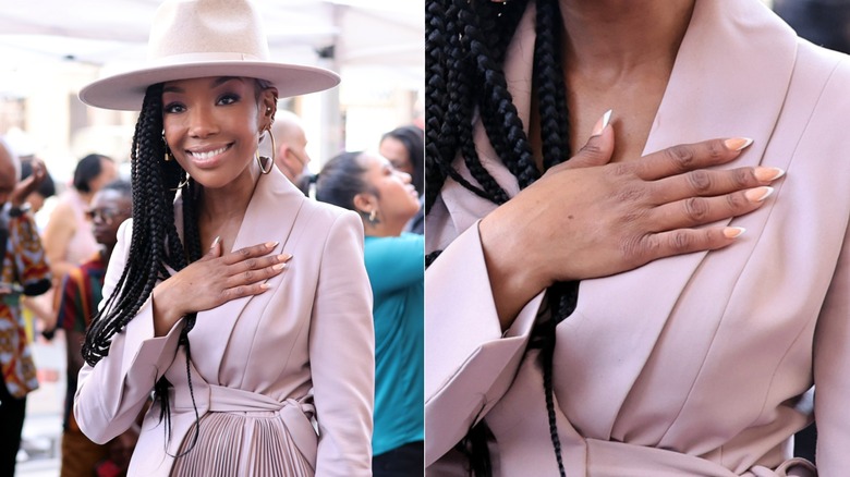 Brandy porte un chapeau et une robe rose blush assortis.