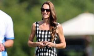 Kate Middleton affiche son style estival dans une robe à carreaux vichy sexy lors du match de polo caritatif 2026