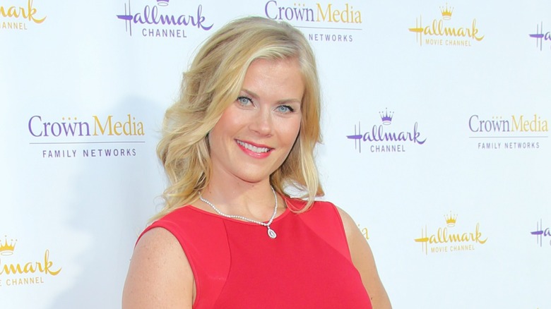 Alison Sweeney porte une robe rouge et ses cheveux blonds détachés en vagues lors de la Summer TCA Party pour Hallmark Channel en juillet 2014 à Beverly Hills, en Californie.