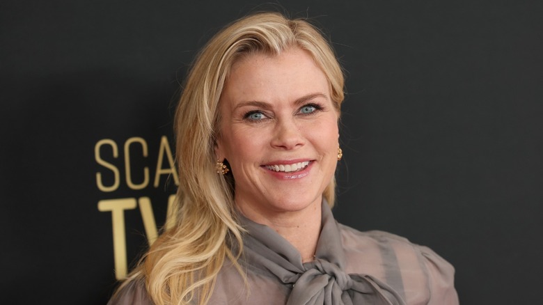 Alison Sweeney pose sur le tapis rouge dans un chemisier gris transparent à manches longues avec ses cheveux blonds détachés en vagues lors du panel Hallmark's Power of Love lors du 14e SCAD TVfest à Atlanta, en Géorgie, en février 2026.