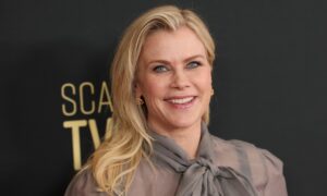Les photos capturent l&rsquo;étonnante évolution de la beauté d&rsquo;Alison Sweeney tout au long de sa carrière marquante