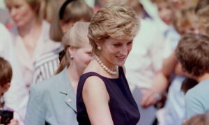 La tenue de la princesse Diana de 1995 que les plus grandes stars de la mode considéraient comme « la plus élégante »