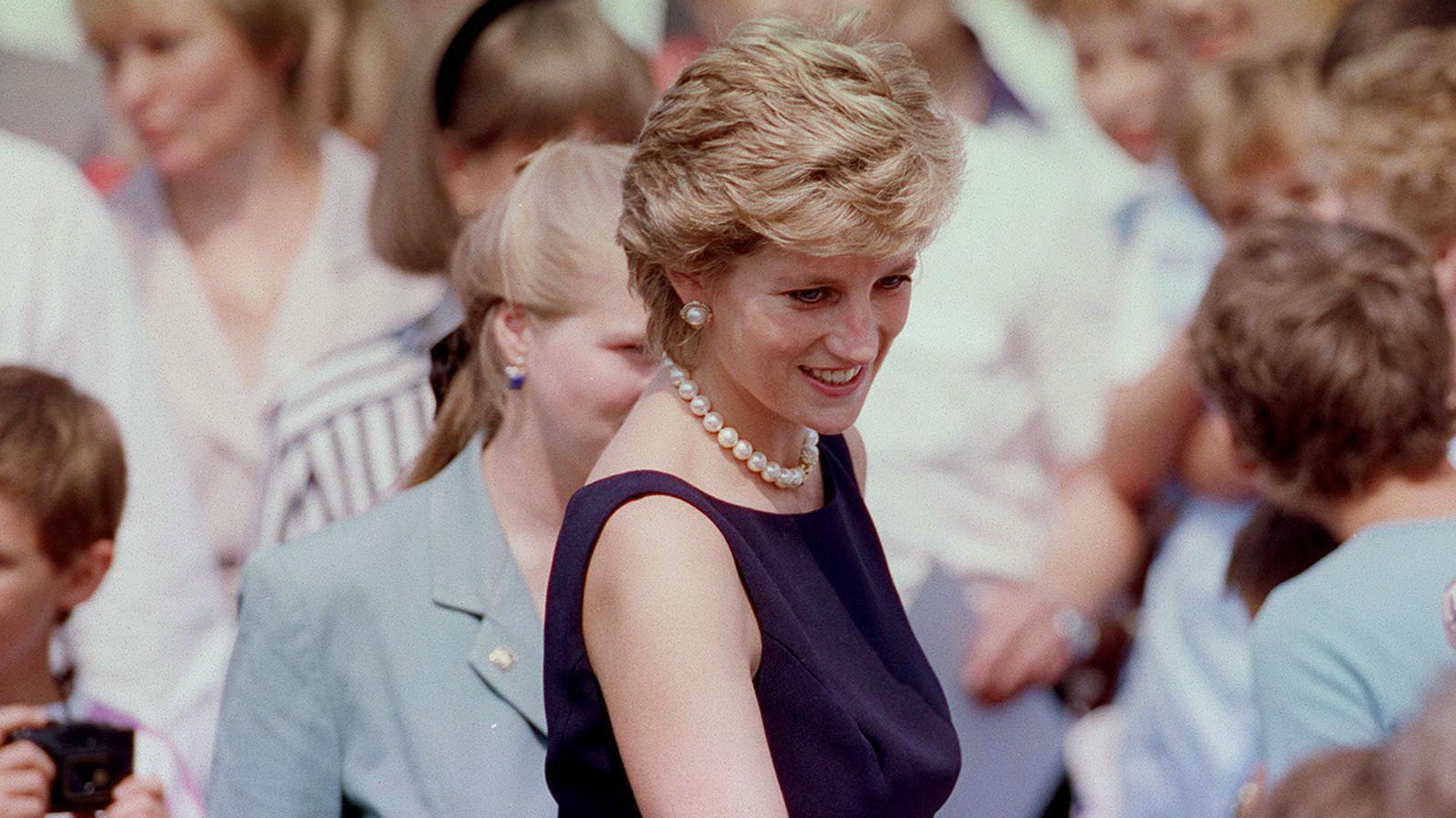 La tenue de la princesse Diana de 1995 que les plus grandes stars de la mode considéraient comme « la plus élégante »