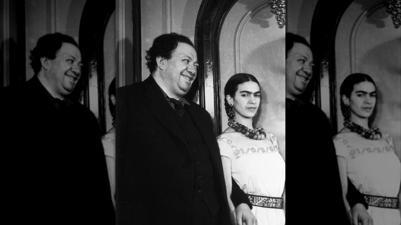 Photo en noir et blanc des artistes Frida Kahlo et Diego Rivera en 1932.