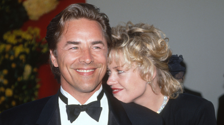 Don Johnson en smoking noir et Melanie Griffiths en robe noire lors d'un événement en 1989.