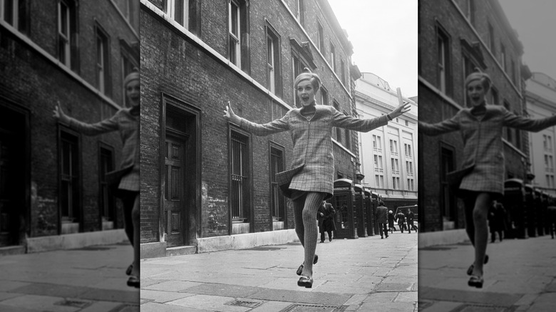 Twiggy lors d'une séance photo de mode, Bow Street, Londres, le 7 mars 1967