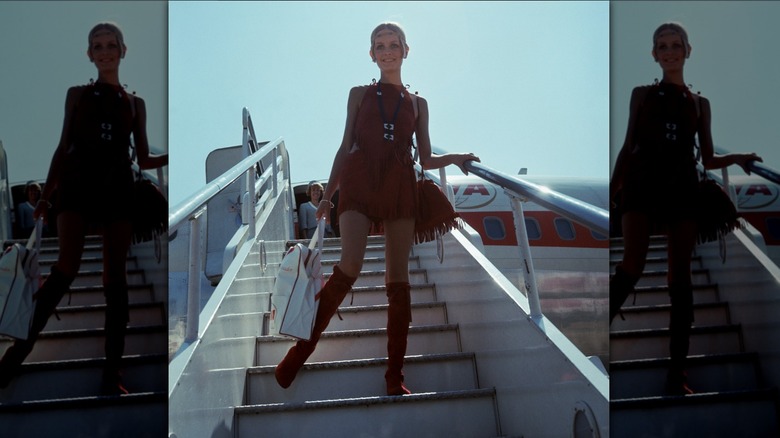 Twiggy sortant d'un avion à Londres en 1965