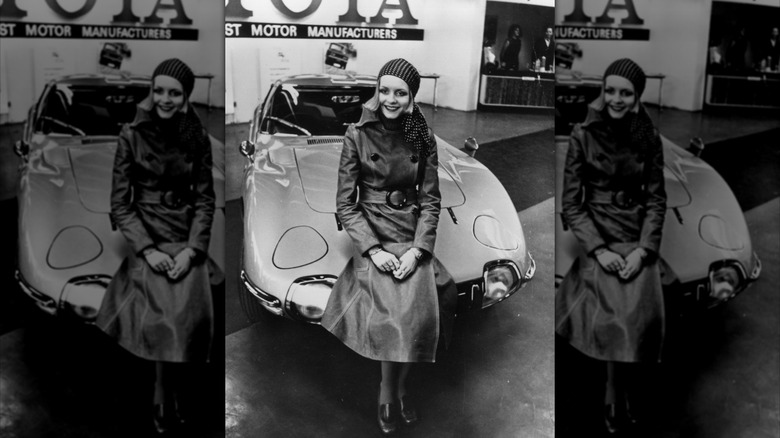 Twiggy, assis sur une voiture Toyota 200 GT, février 1968