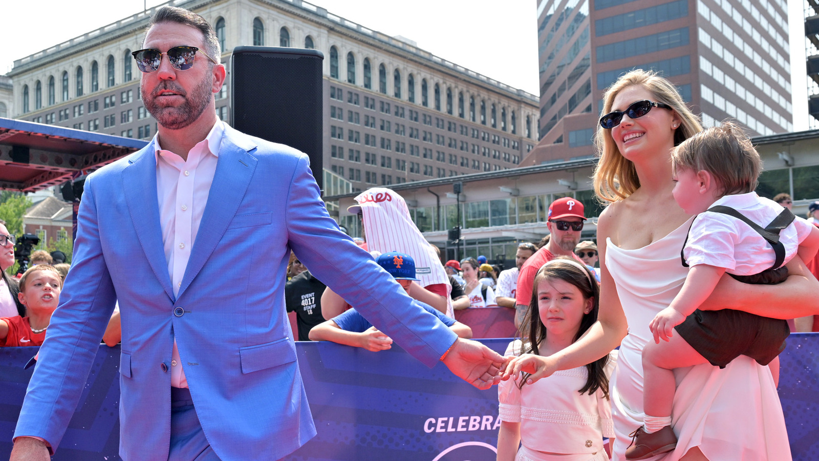 Le retour du mannequin Kate Upton sur le tapis rouge donne à Taylor Swift l'ambiance de la meilleure façon