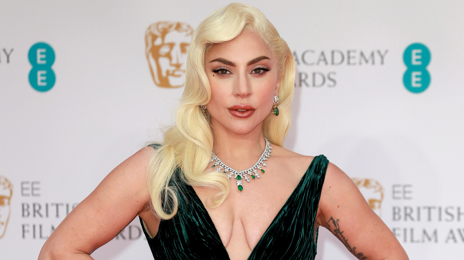 Les mèches blondes emblématiques de Lady Gaga sont encore plus belles que sa couleur de cheveux naturelle