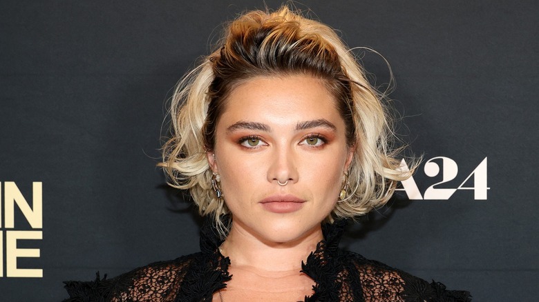 Florence Pugh porte un carré mi-haut mi-bas
