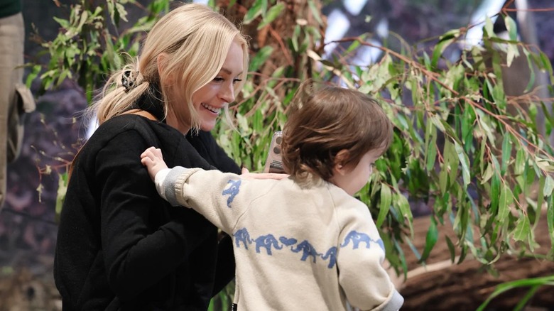 Lindsay Lohan sourit à côté de son fils Luai